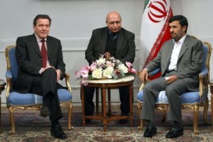 Gerhard Schröder (NOMOV) mit dem Holocaustleugner M. Ahmadinejad, Feb. 2009 Teheran