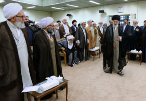 Reza Ramazani mit den Mitglieder des Expertenrates bei Khamenei, Juni 2016
